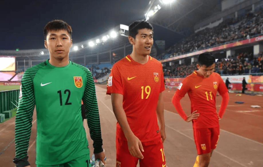 包含米兰体育:中国足球归化“一地鸡毛”？球迷：归化球员成了“烫手山芋”！的词条