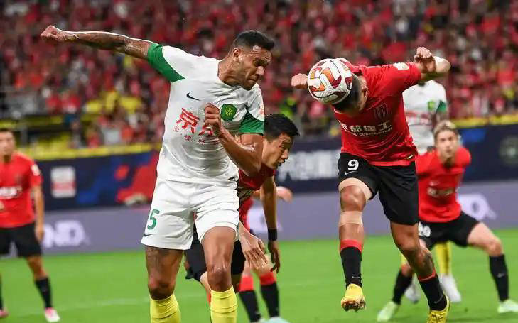 米兰体育:中国足球“公益足球”成“作秀”，球迷：别再欺骗大众了！的简单介绍