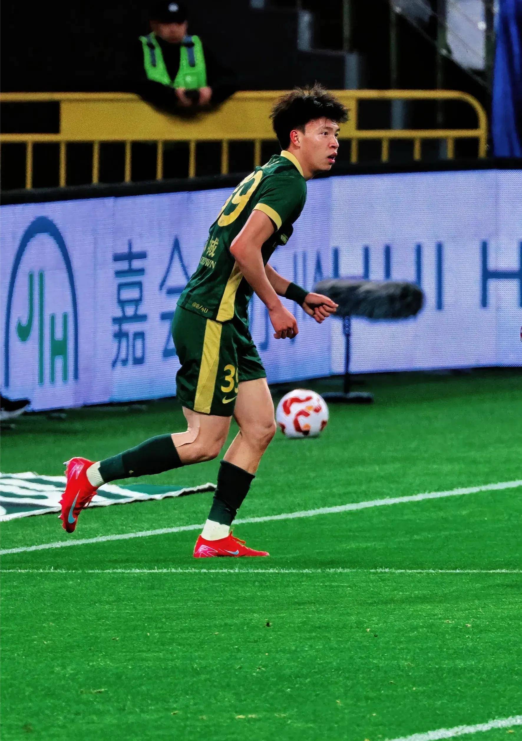 米兰体育:中国足球留洋球员：在欧洲联赛获得出场机会，展现中国球员风采的简单介绍