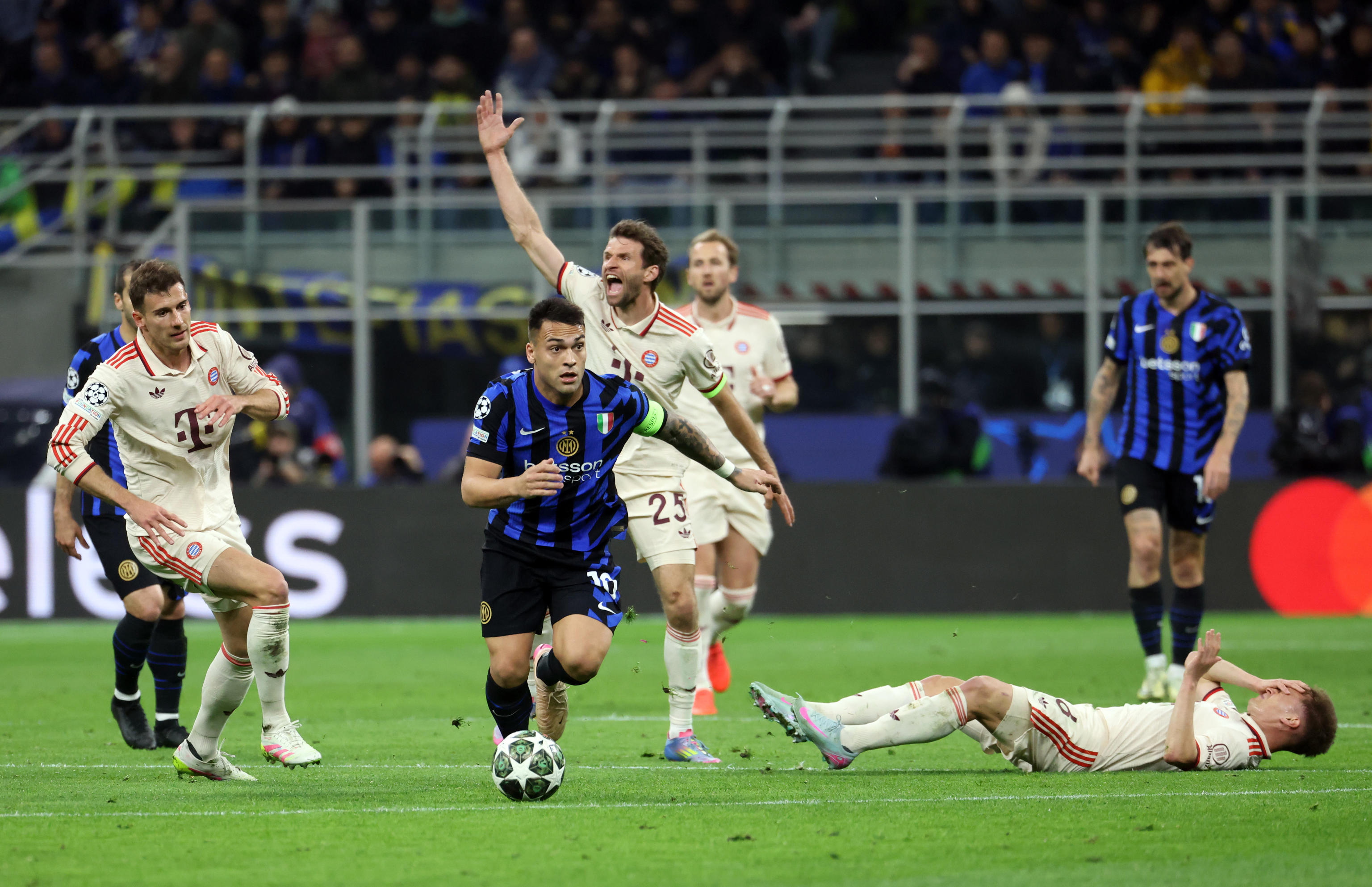 包含米兰体育:PUBGMobile国际赛，选手们如何在激烈竞争中生存的词条