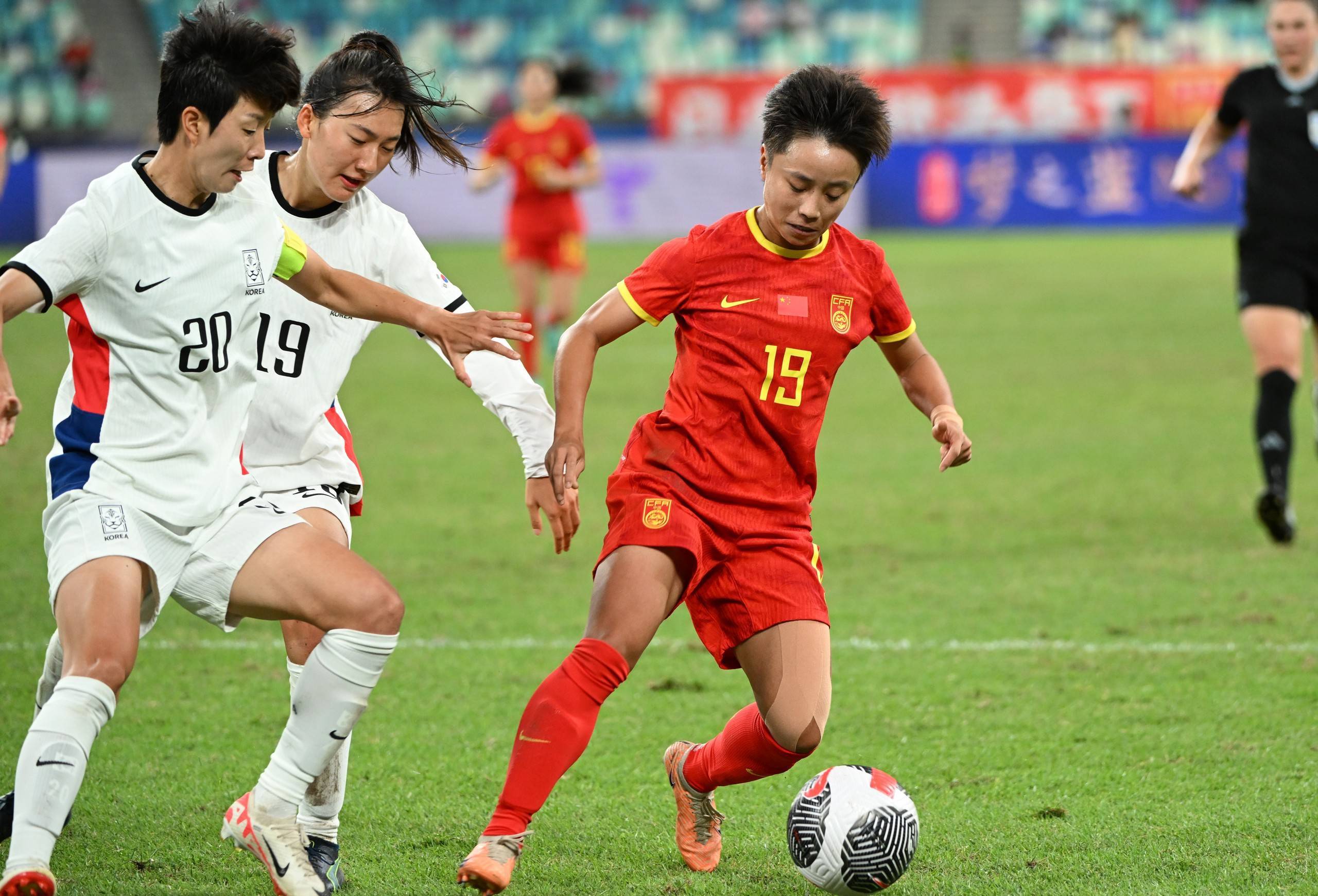 米兰体育:中国女足队长王珊珊“霸气外露”，球迷：女王大人，请收下我的“膝盖”！的简单介绍