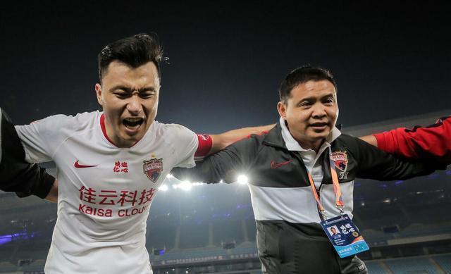 包含米兰体育:年轻球员戴伟浚“技术扶贫”？球迷：中国足球的希望全靠他了？的词条