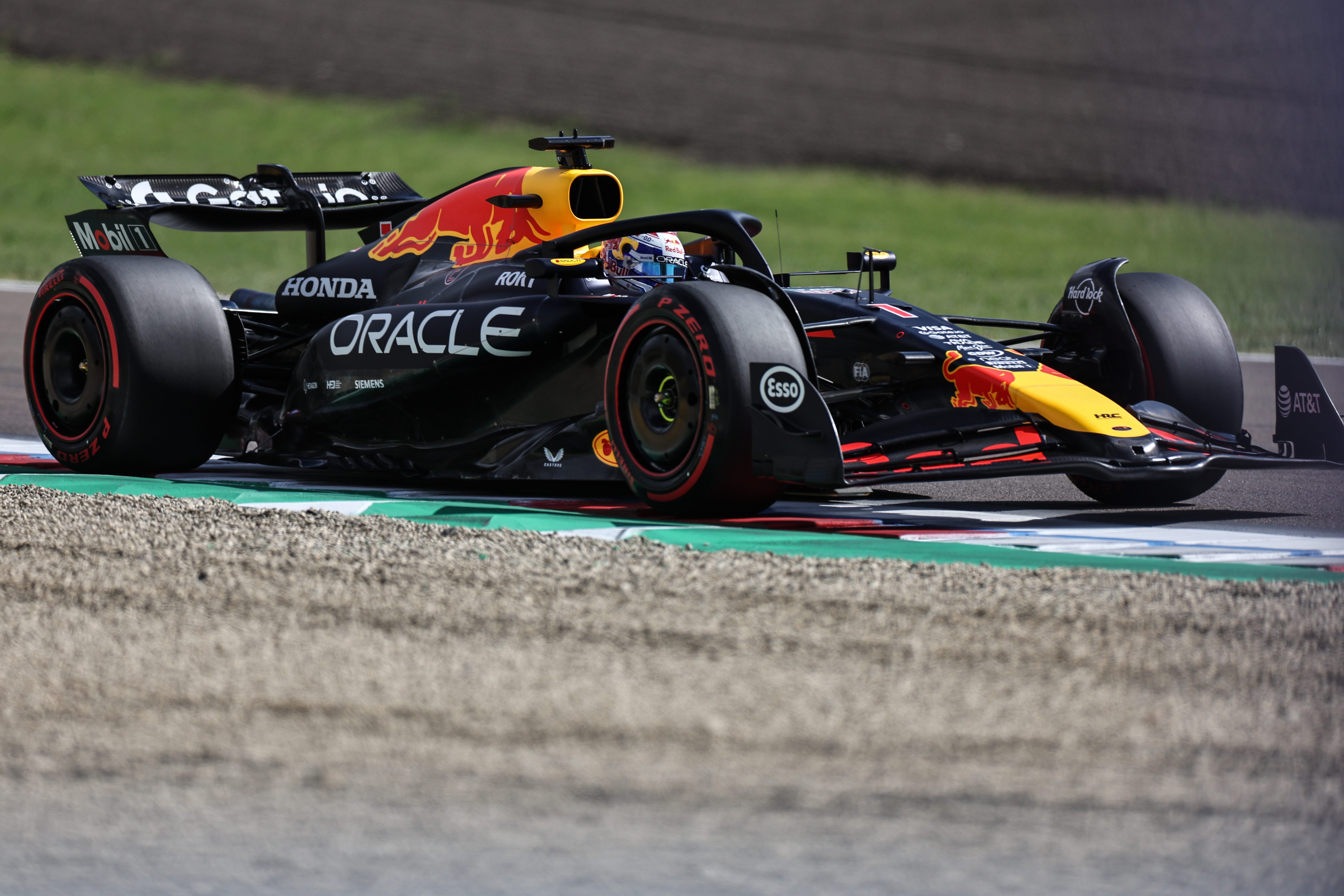 米兰体育:F1赛事中的技术革新，如何改变比赛格局？