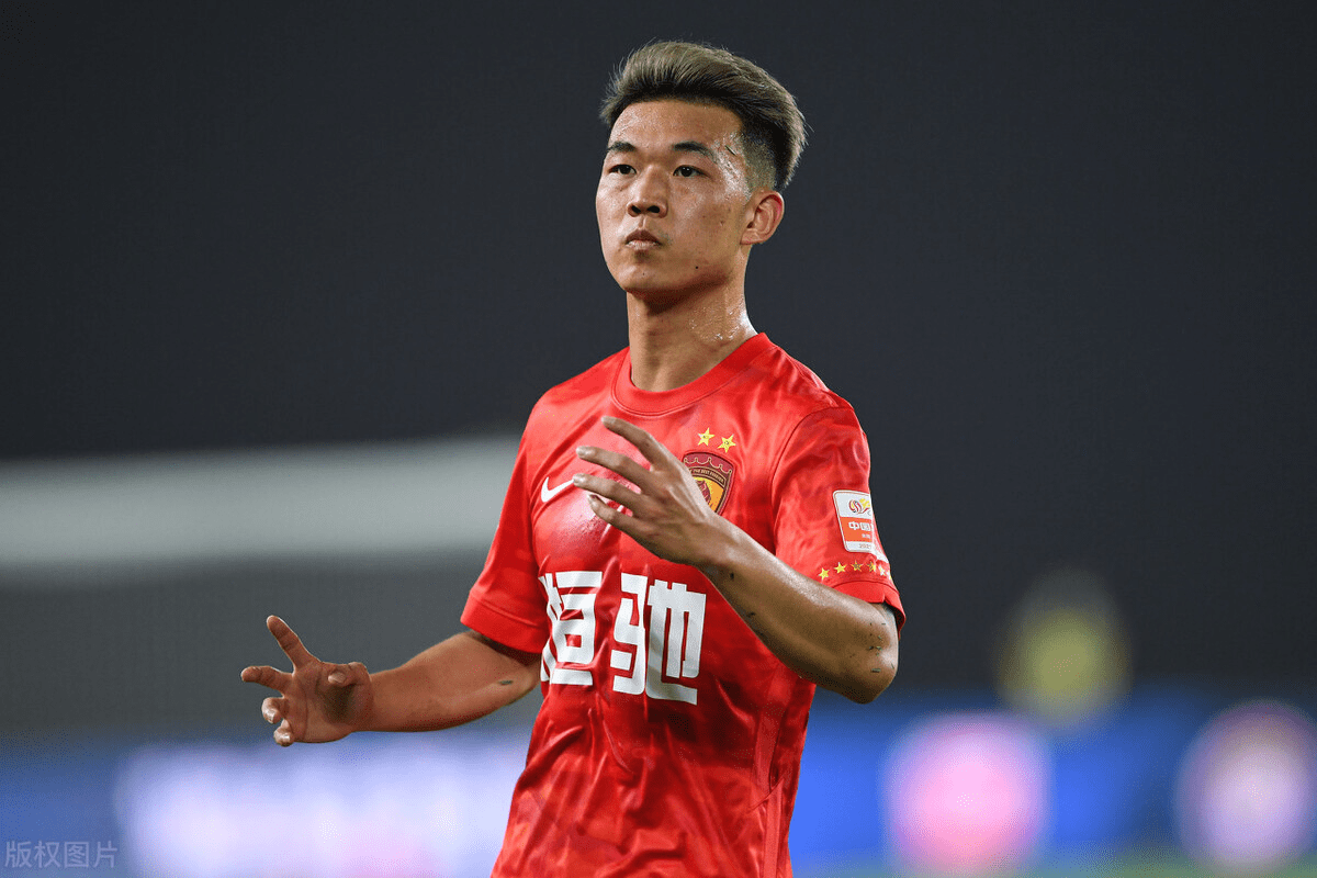 包含米兰体育:年轻中场严鼎皓“球风偏软”，球迷：硬气点，别娘炮！的词条