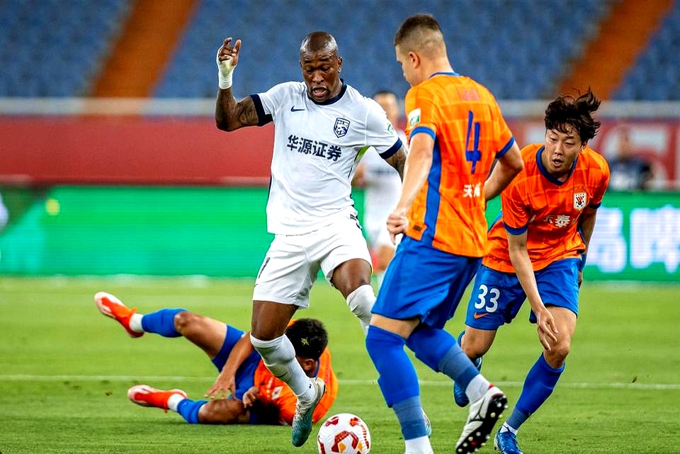 包含米兰体育:某球队“输球又输人”，球迷：这比赛是“惨不忍睹”！的词条